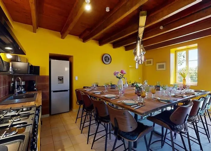 Hébergement de vacances Poignière 17 Pers Jacuzzi, Baby-foot, 30 Min *